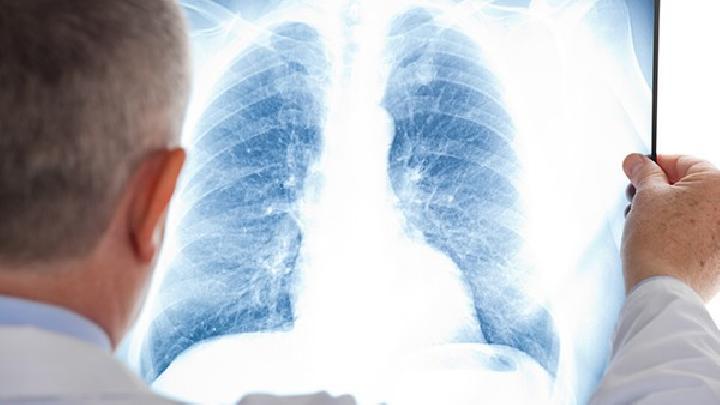 為什么男人總愛摸女人的胸部？或許是這幾個原因引起的