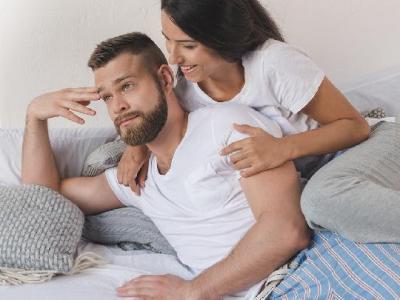 雙腳夾緊男方的臀部 男士次次都巧助她性高潮