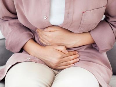 女性肚子右邊疼是怎么回事 右腹疼痛可能是3種情況引發的