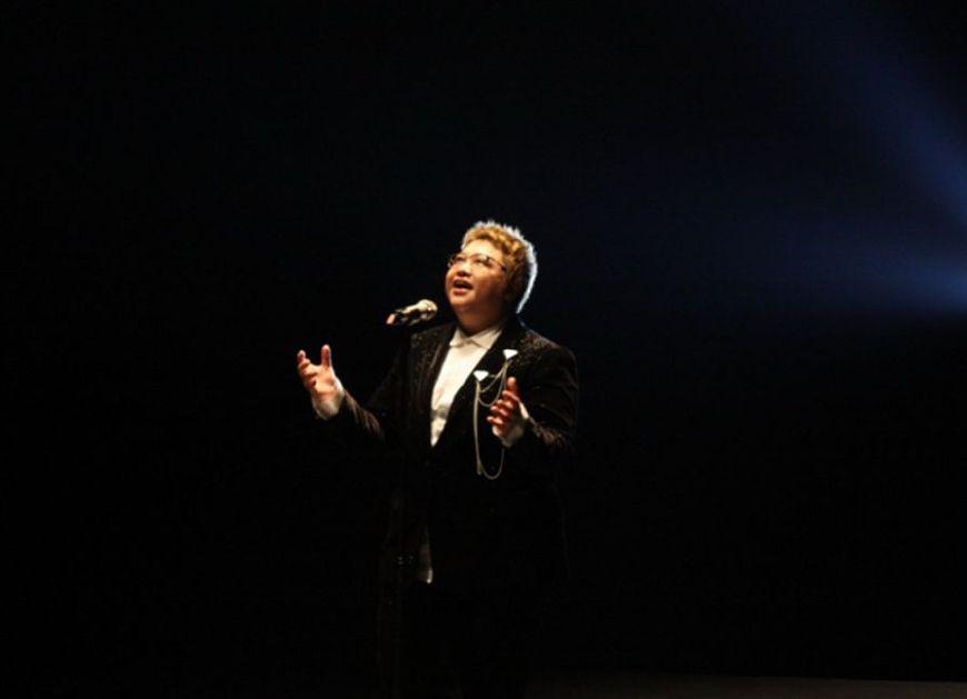 韓紅與貼心神秘男子現身機場，她不僅瘦了還可能好事將近？