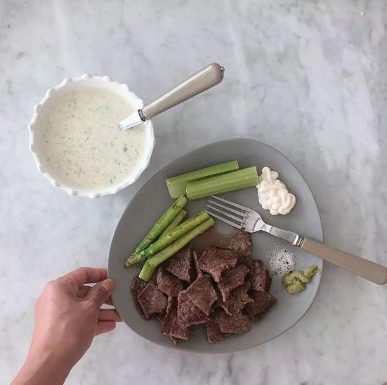 連26歲的帥哥被她折服，這位42歲的老阿姨到底有什么魅力