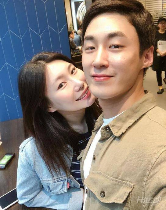 奔5女神愛健身，不說還以為是少女，與小鮮肉姐弟戀