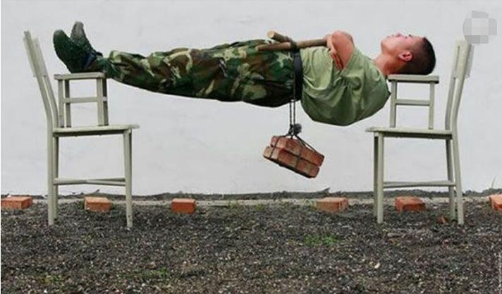 最新奇健身方式讓你1秒變高手，網友稱原來健身器材還可以這么用