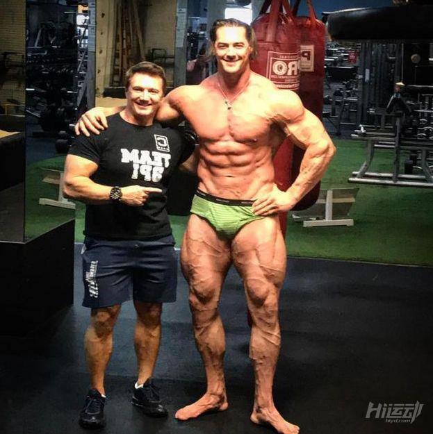 15歲健身至今的肌肉巨人，2米身高把肌肉男襯托格外嬌小