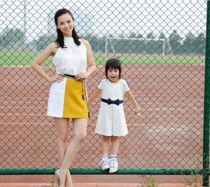 50歲翁虹身材仍然凹凸有致，網友稱多虧了她的老公