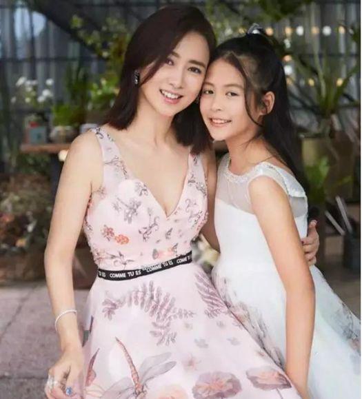 50歲翁虹身材仍然凹凸有致，網友稱多虧了她的老公