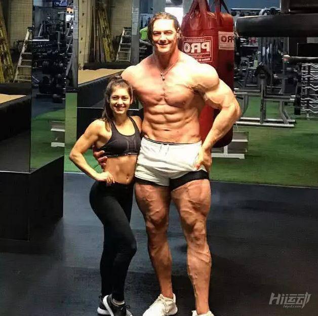 15歲健身至今的肌肉巨人，2米身高把肌肉男襯托格外嬌小