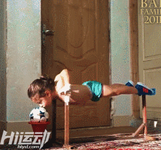 年僅4歲的“小姑涼”一身肌肉，競(jìng)對(duì)父親下如此狠手！