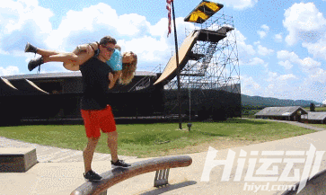 如果有女友，早就開始健身了！10個(gè)最虐狗的情侶動作