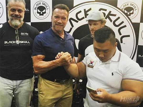 因蔑視施瓦辛格被人批評！不過他身材真壯，刷個綠漆就是綠巨人