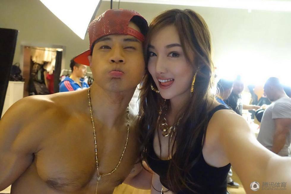 女演員健身自拍 俏皮吐香舌盡顯可愛