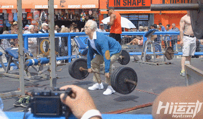 國外大爺挑戰街頭健身小伙！這么強壯活該他裝逼成功