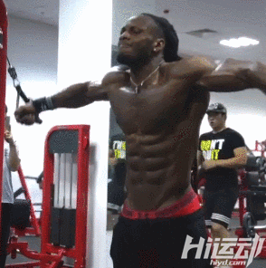 國外黑人天安門前赤裸上身，武警面前束手就擒