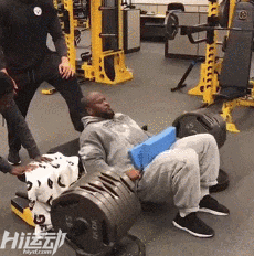 橄欖球運動為什么會經常腦震蕩？看完球員訓練！這跟撞車沒區別