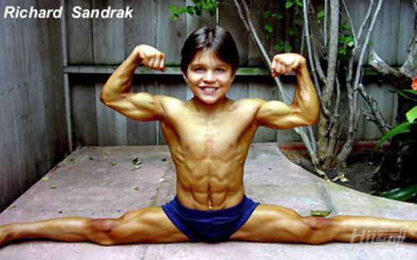 小巨人8歲臥推95公斤！每天600個俯臥撐，300次深蹲