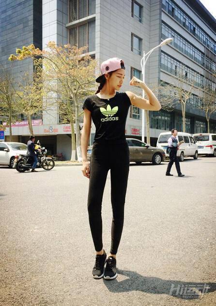 單手抓球 美女秀健身照美哭宅男