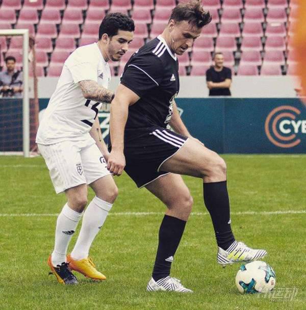 最強(qiáng)壯的CS：GO游戲冠軍！游戲與健身都不耽誤