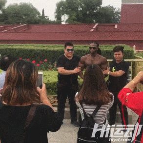 國外黑人天安門前赤裸上身，武警面前束手就擒
