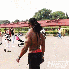 國外黑人天安門前赤裸上身，武警面前束手就擒
