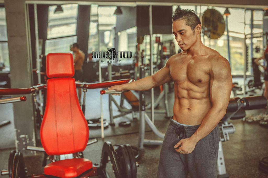 陰陽對比 健身房里的美女和格斗冠軍