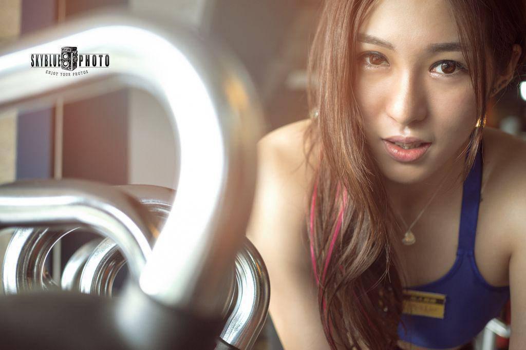 陰陽對比 健身房里的美女和格斗冠軍