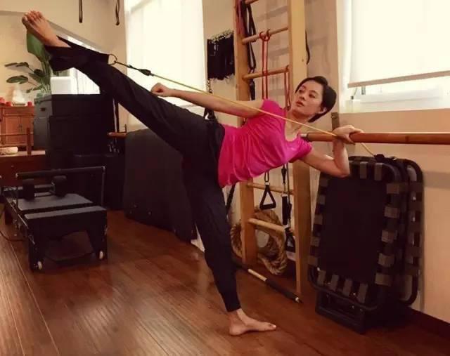 那些在健身房里揮汗如雨的女明星們