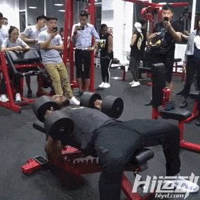 國外黑人天安門前赤裸上身，武警面前束手就擒