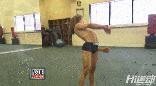 小巨人8歲臥推95公斤！每天600個俯臥撐，300次深蹲