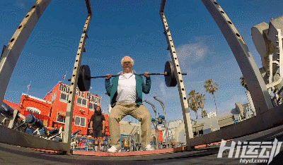 國外大爺挑戰街頭健身小伙！這么強壯活該他裝逼成功