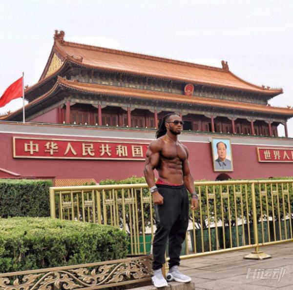 國外黑人天安門前赤裸上身，武警面前束手就擒