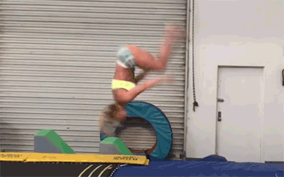 36歲小甜甜布蘭妮身材仍然火辣：倒立、后空翻統統不在話下