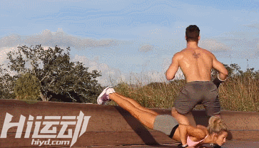 如果有女友，早就開始健身了！10個(gè)最虐狗的情侶動作