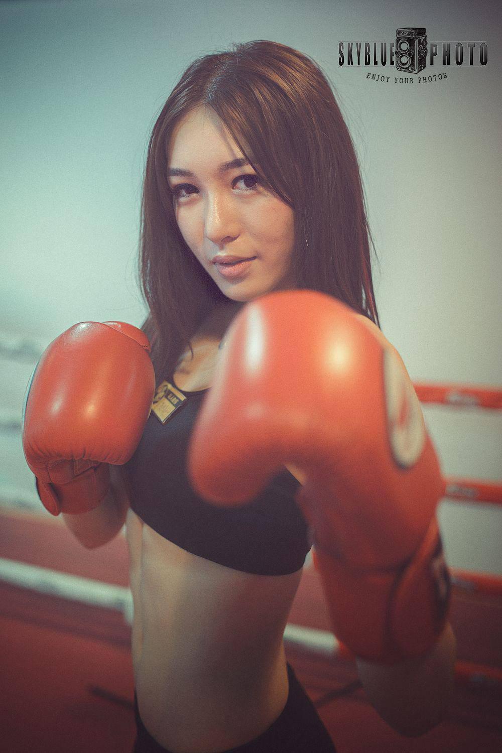 陰陽對比 健身房里的美女和格斗冠軍