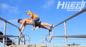 如果有女友，早就開始健身了！10個(gè)最虐狗的情侶動作