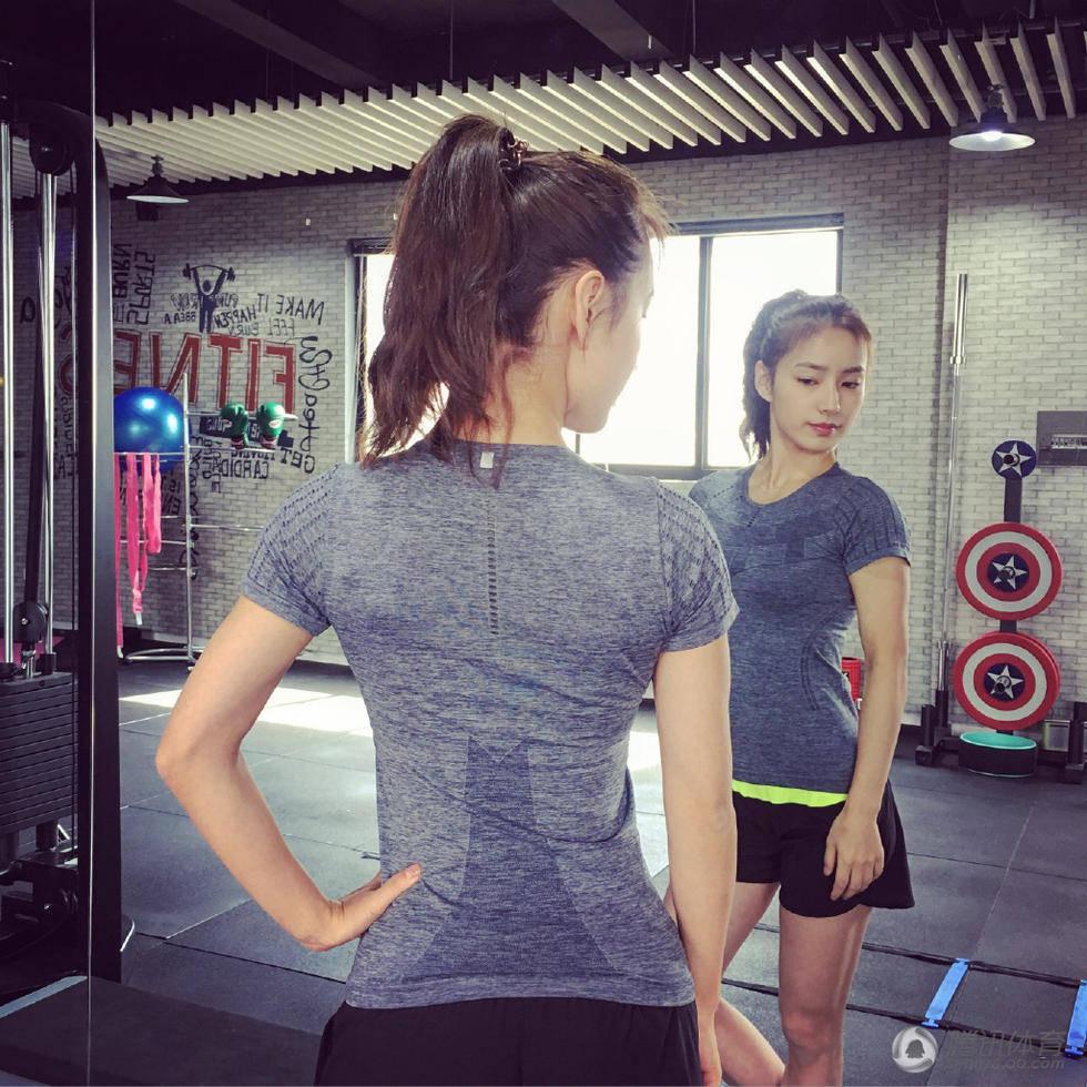 女網(wǎng)友曬私照 緊身衣秀一字馬吸睛