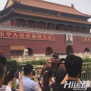 國外黑人天安門前赤裸上身，武警面前束手就擒