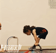 年僅4歲的“小姑涼”一身肌肉，競(jìng)對(duì)父親下如此狠手！