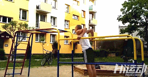 不用器械4年徒手健身！小伙從瘦“鵪鶉”到“肌霸”完美蛻變！