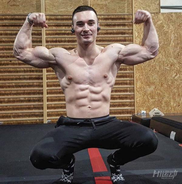 不用器械4年徒手健身！小伙從瘦“鵪鶉”到“肌霸”完美蛻變！