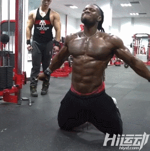 國外黑人天安門前赤裸上身，武警面前束手就擒