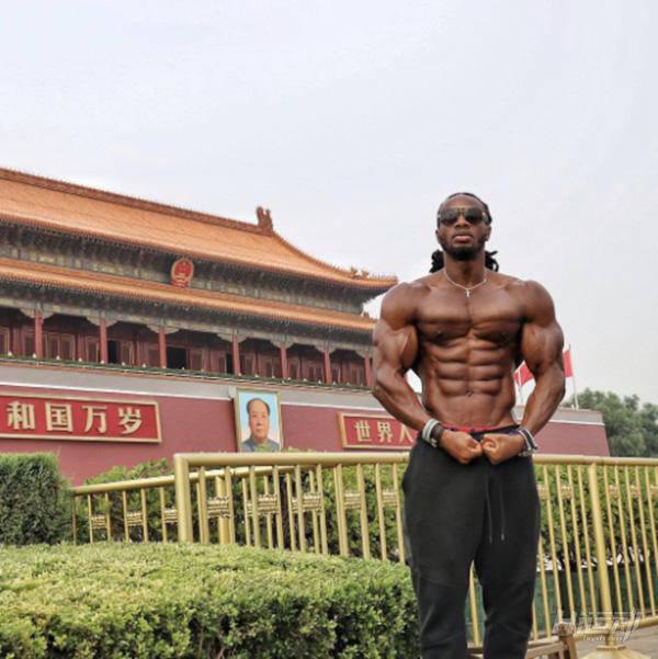 國外黑人天安門前赤裸上身，武警面前束手就擒