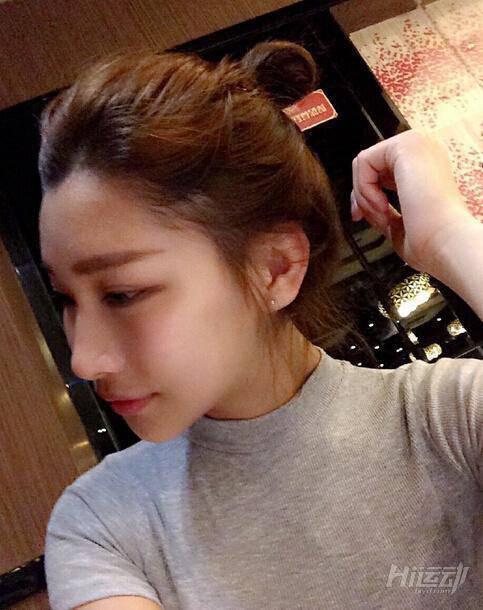 單手抓球 美女秀健身照美哭宅男