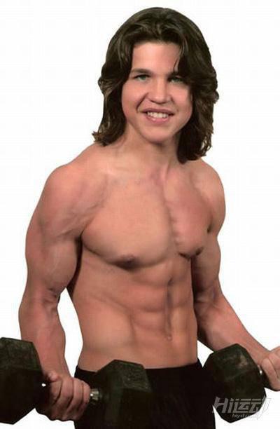 小巨人8歲臥推95公斤！每天600個俯臥撐，300次深蹲