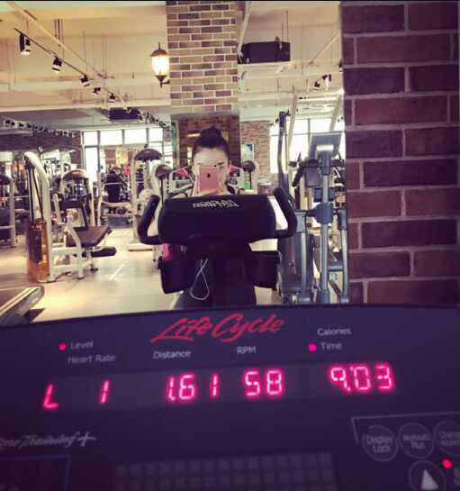 天王嫂健身照 黑色緊身衣盡顯身材