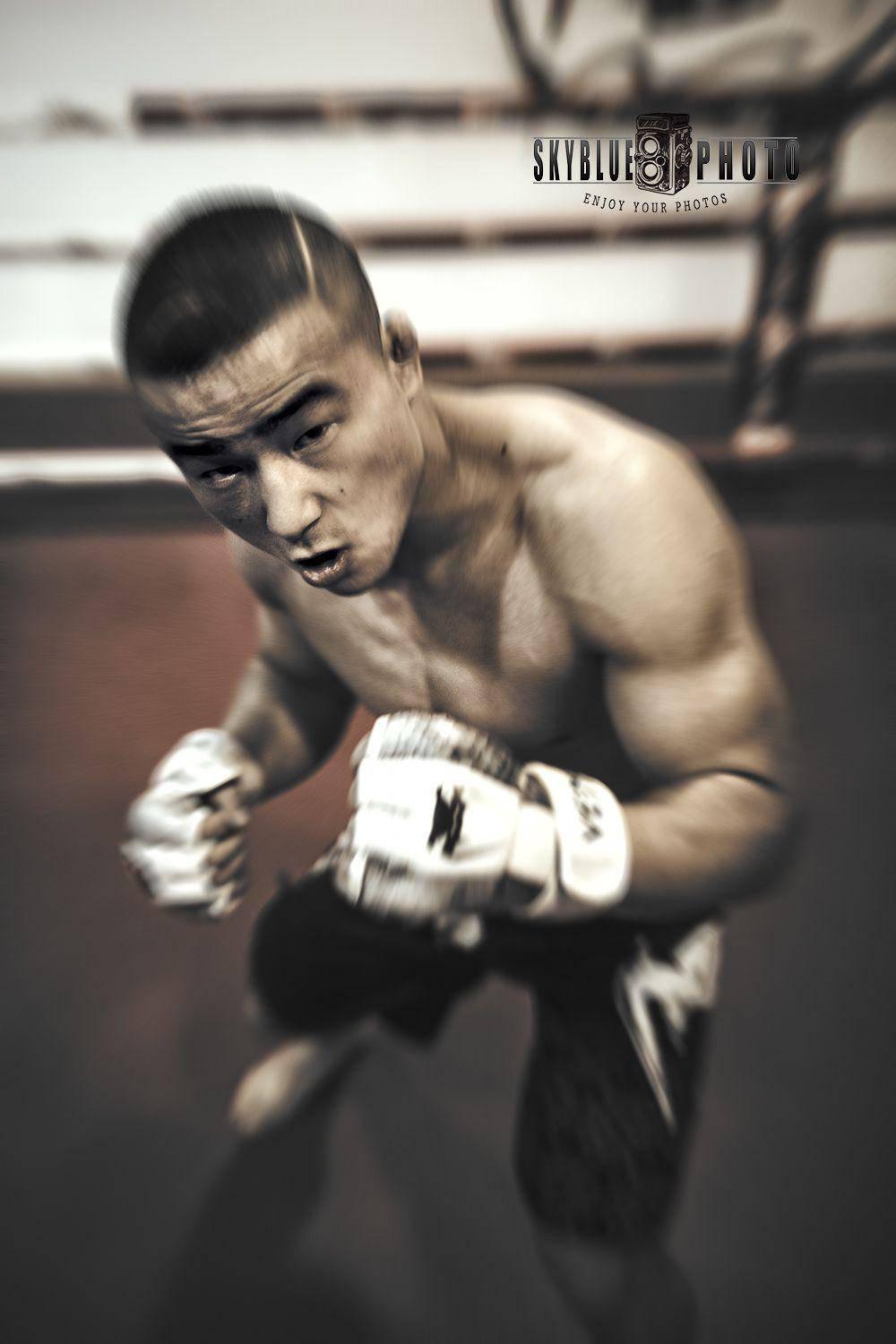 陰陽對比 健身房里的美女和格斗冠軍