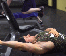 健身房沒有上拉器械？不用擔(dān)心，使用龍門架也可以完成這個動作。