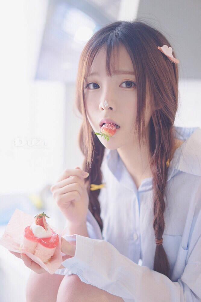 95后嫩模健身照 緊身衣褲超火辣