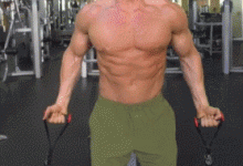 針對你的上胸—低位繩索夾胸