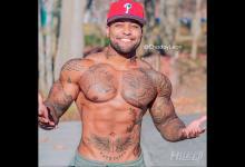 肌肉男的花式俯臥撐 你能挑戰幾個?