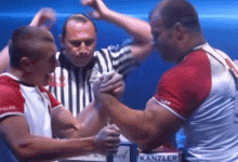 塊頭不大的扳手腕王者！小臂有45厘米粗